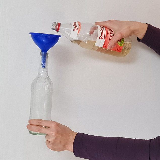 Experimentbild: Wie der Essig in die Flasche gekippt werden soll