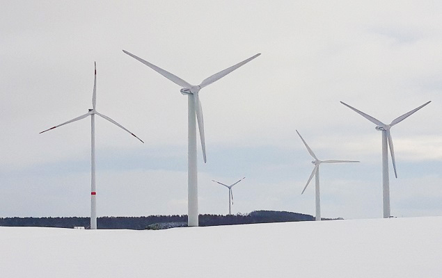 Windräder im Schnee