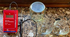 Temperaturmessgerät und Gläser, Anordnung