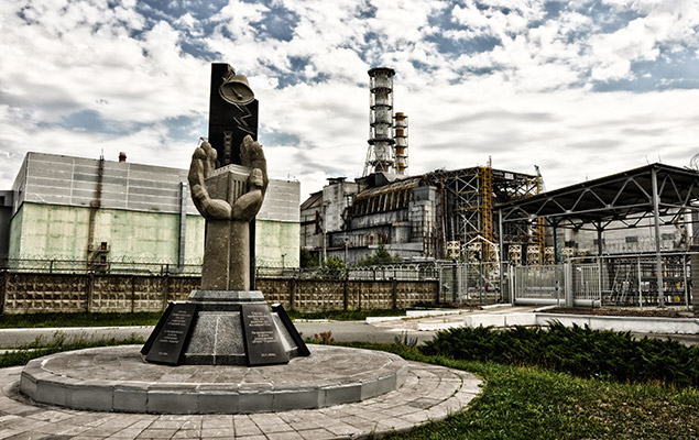Mahnmal und alter Reaktor Tschernobyl