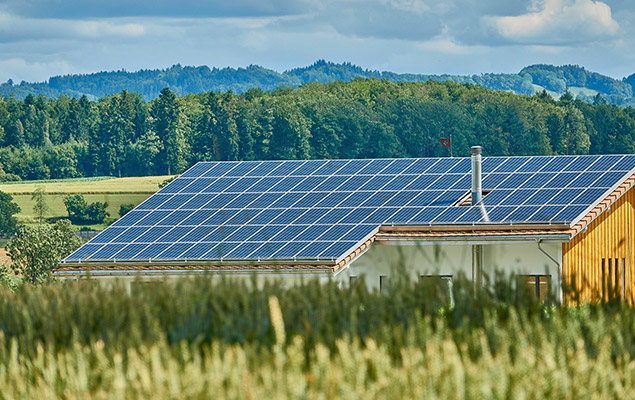 Bauernhaus mit Solarzellen