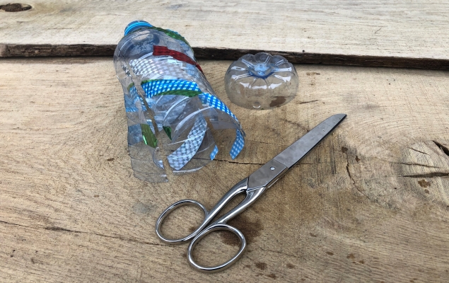 Bastelanleitung Windrad aus PET-Flasche: Rotorblätter einschneiden
