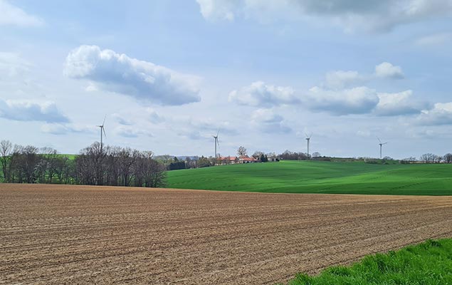 Felder und 4 große Windkraftanlagen in Großhähnchen