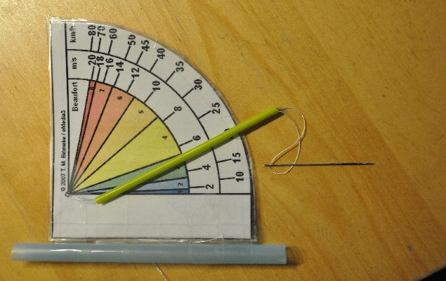 Bauanleitung Windstärkemesser: Strohhalm auffädeln