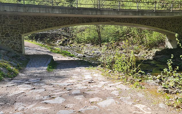 Rabenauer Grund: Wanderweg mit grobem Pflaster