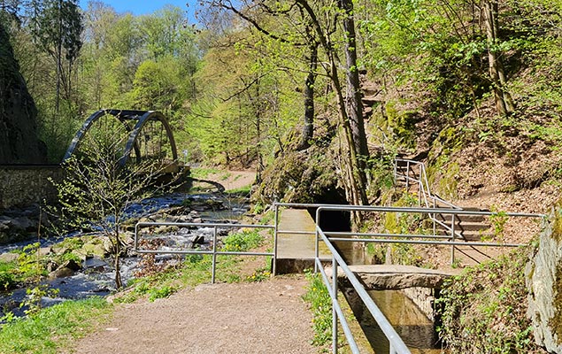 Rabenauer Grund: Wanderweg mit Treppen