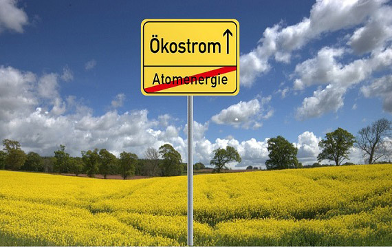 Ortsschild mit Aufschrift Ökostrom vor Rapsfeld