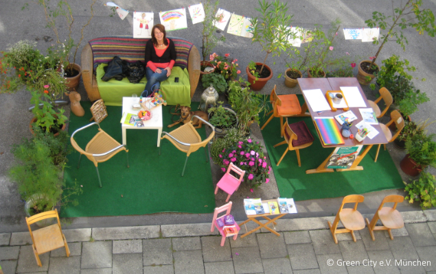 Sitzecke und Pflanzen auf Parkplatz