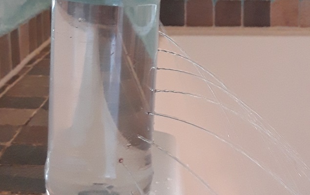 Experiment: Wasserstrahlen aus einer Flasche