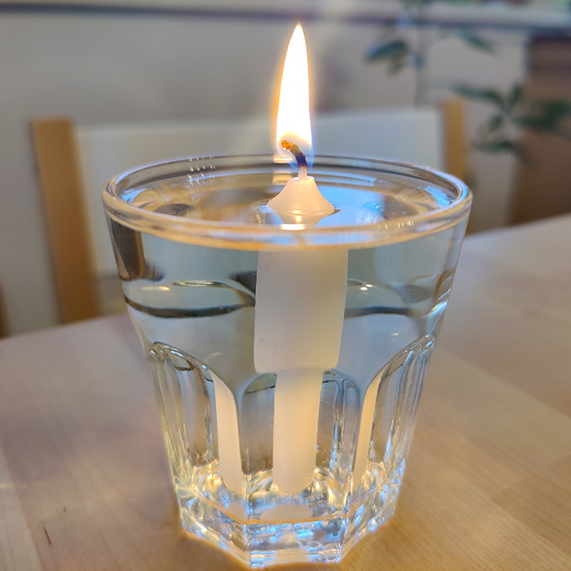 Brennende Kerze im Wasserglas