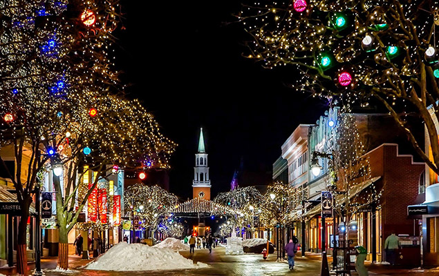 bunt geschmückte Einkaufspassage zu Weihnachten