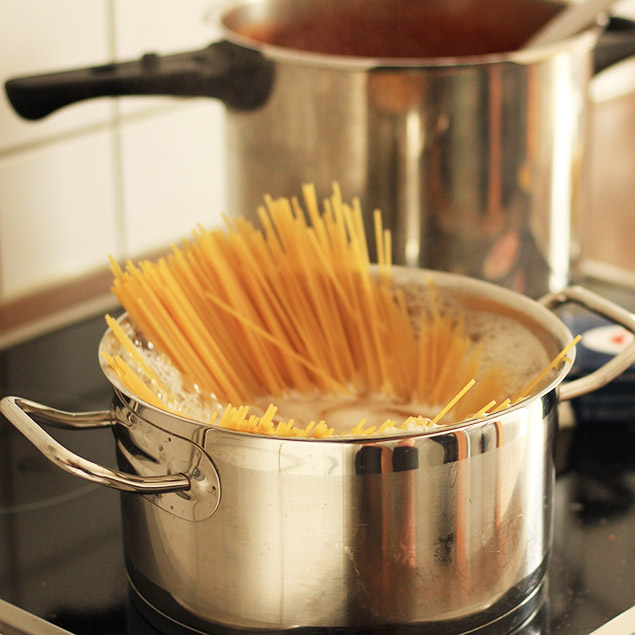 Nudeln kochen im Topf