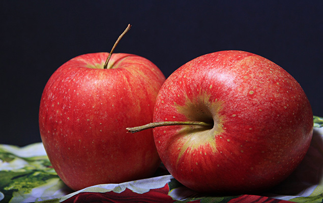 2 rote Äpfel