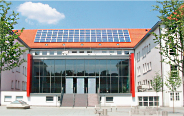 Haus mit PV-Anlage auf dem Dach