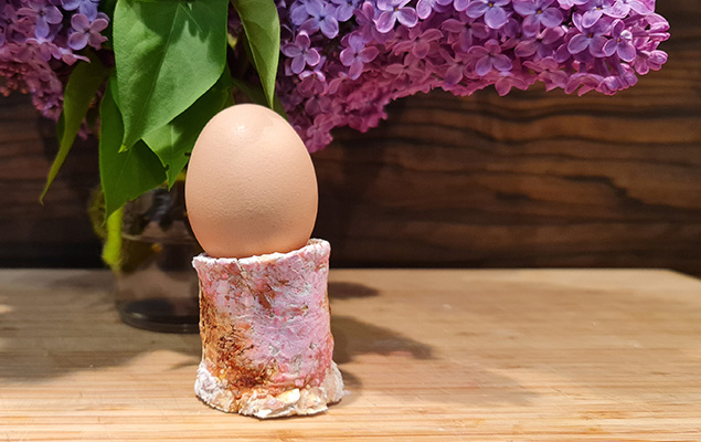 Eierbecher mit Ei aus Bioplastik aus Eierschalen