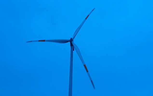 Windkraftanlage vor blauem Himmel