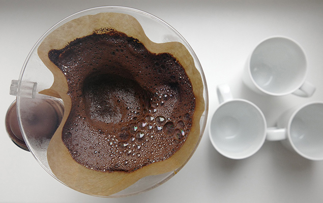 Filterkaffee mit Kaffeesatz und 3 weiße Tassen