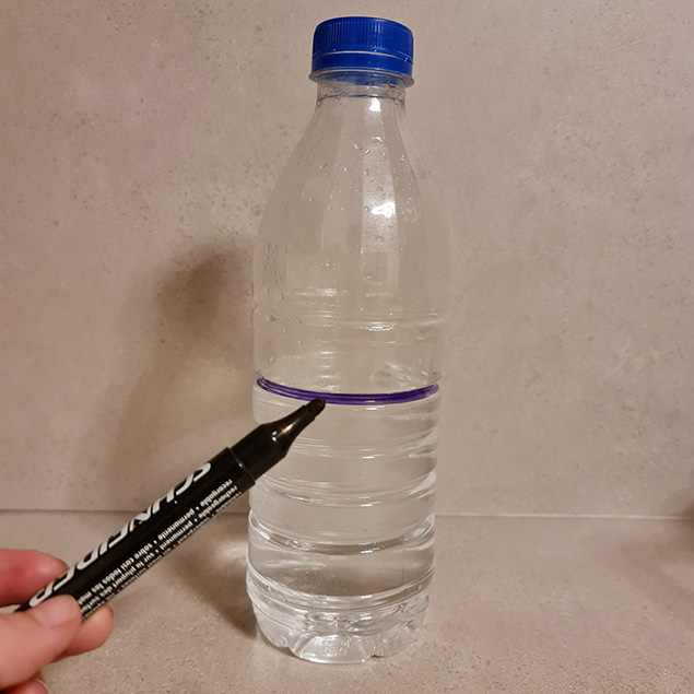 Mit Edding den Wasserstand auf einer Flasche markieren