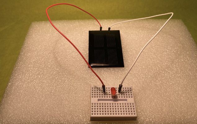 Aufbau Experiment mit Solarzellen und Leuchtdiode
