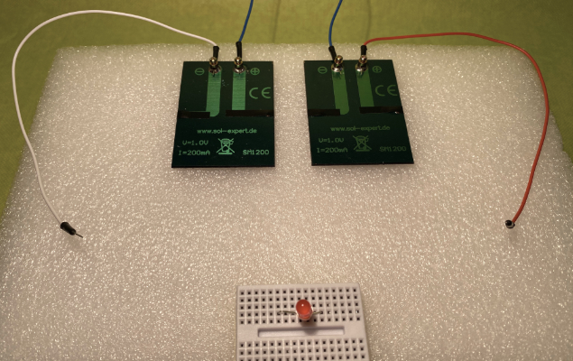 Aufbau Experiment mit Solarzellen und Leuchtdiode