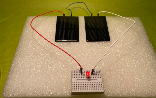 Aufbau Experiment mit Solarzellen und Leuchtdiode