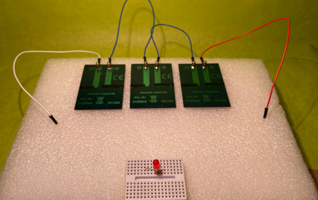 Aufbau Experiment mit Solarzellen und Leuchtdiode