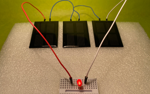 Aufbau Experiment mit Solarzellen und Leuchtdiode