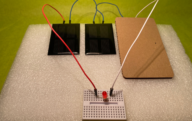 Aufbau Experiment mit Solarzellen und Leuchtdiode